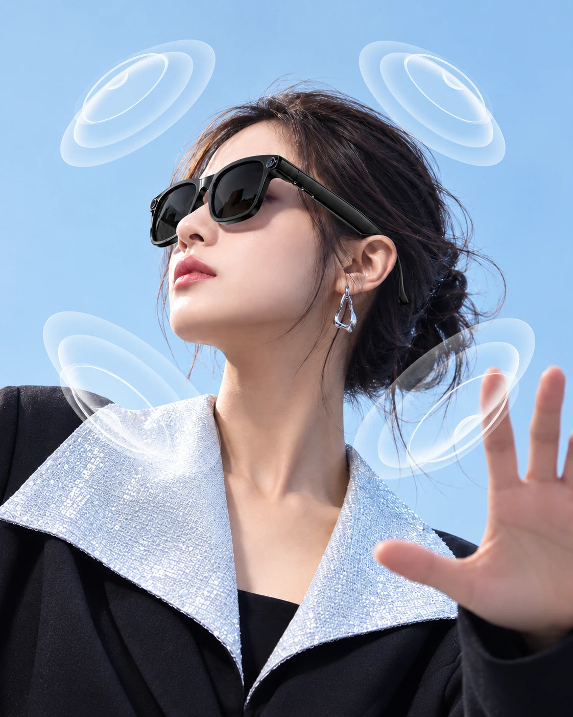 青空の下でM08をかけて音楽を聴く女性のイメージ