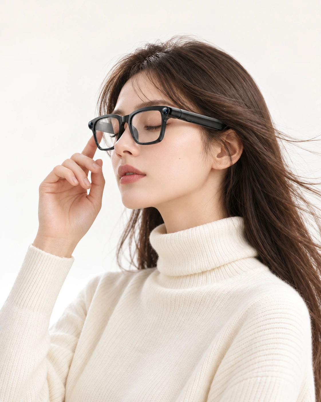白いセーターの女性がM08をかけている使用イメージ