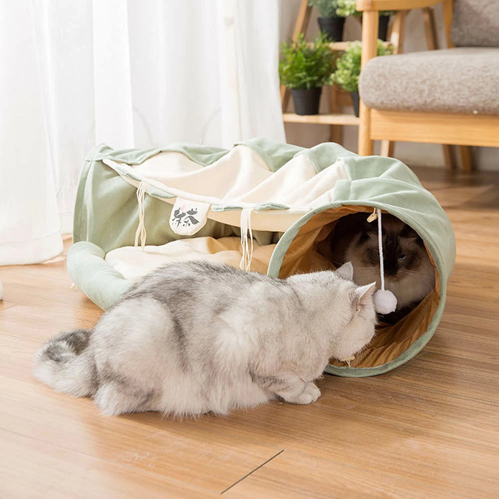 トンネルの中と外で向かい合う2匹の猫。NEKORUMIトンネルベッドの使用イメージ。