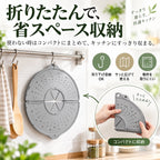 折りたたんでコンパクトにし、フックへ吊り下げて収納する様子