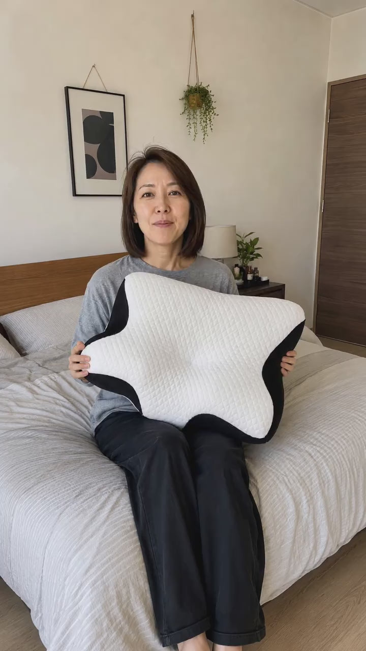 ベッドの上で枕を紹介している様子
